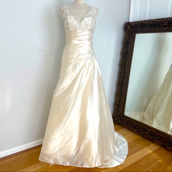NWOT A-line Organza and Lace Wedding Dress Size 8 - Picture 1 of 9